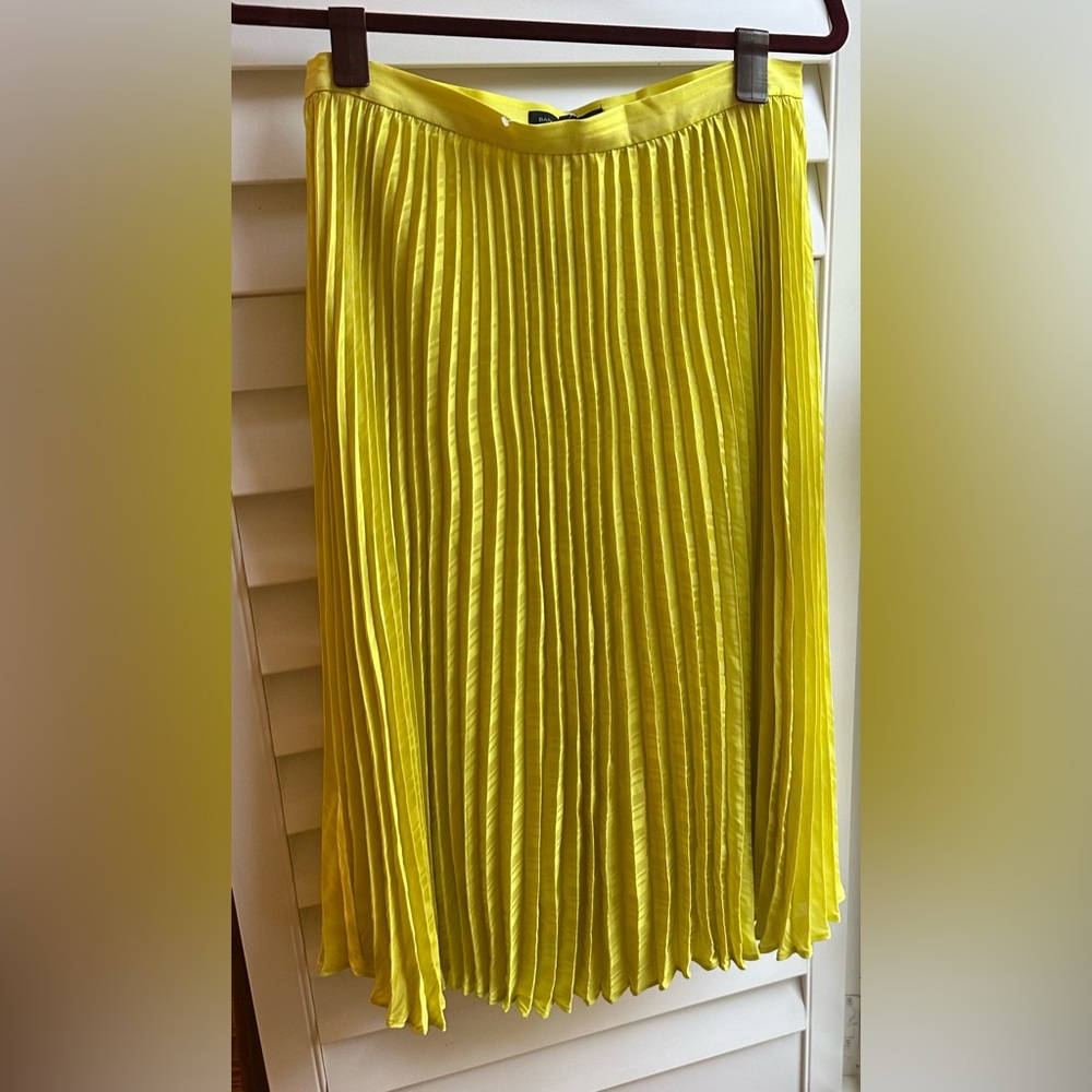 Banana Republic.  Pleated skirt.  Size 8.  NWT
